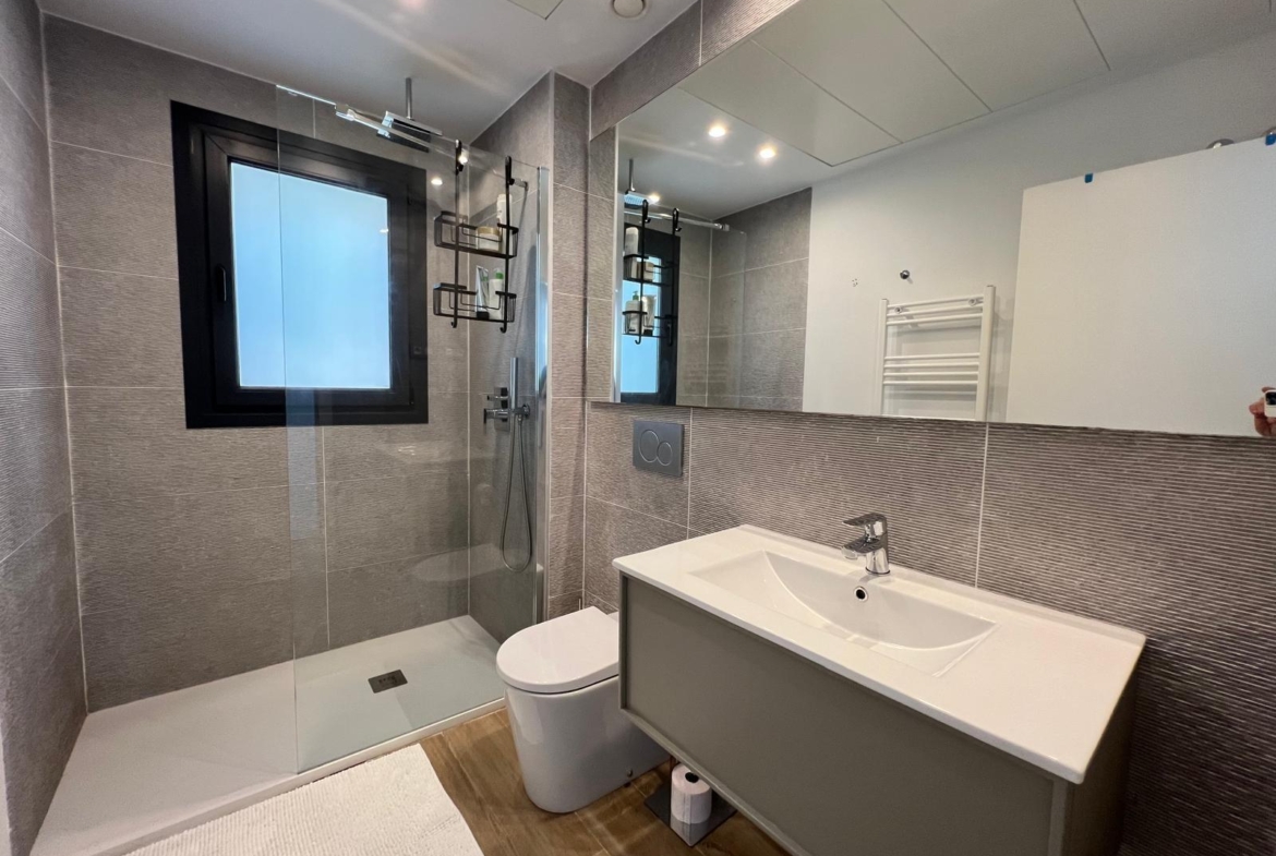 VILLA OBRA NUEVA! 3 DORMITORIOS. 3 BAÑOS. PARCELA 200 M2. PISCINA PROPIA. GARAJE.