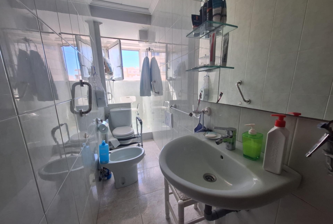 PISO AMPLIO Y LUMINOSO CON ASCENSOR EN PINTOR GISBERT – SAN BLAS