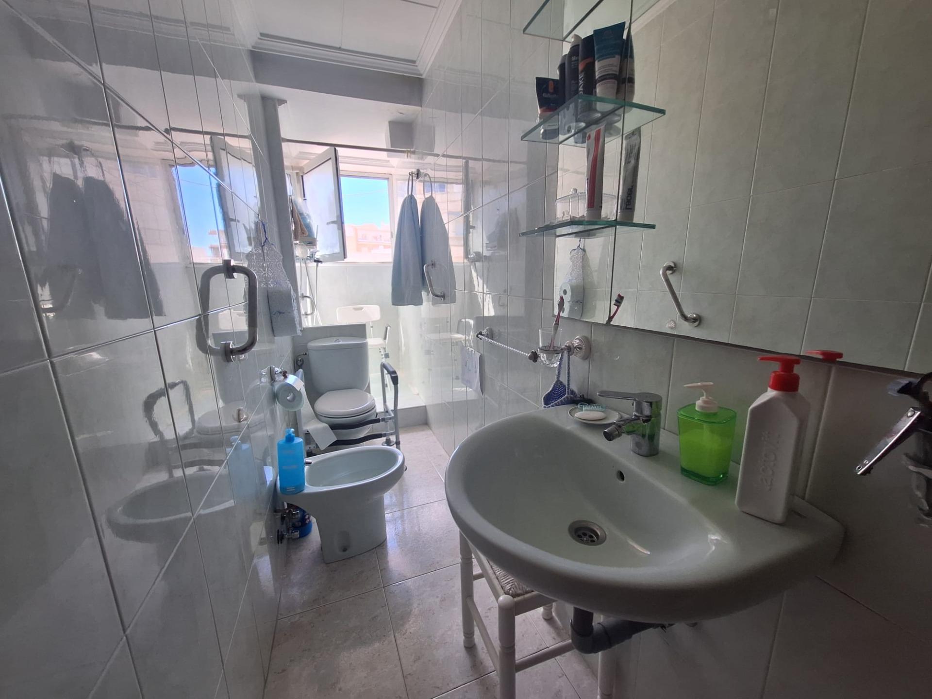 PISO AMPLIO Y LUMINOSO CON ASCENSOR EN PINTOR GISBERT – SAN BLAS