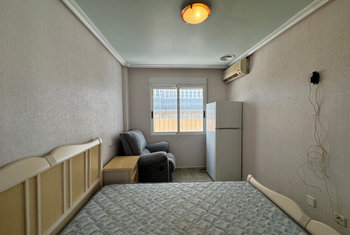 ADOSADO EN GUARDAMAR DEL SEGURA CON GARAJE A 400 METROS DE PLAYA. 3 DORM. 2 BAÑOS. SOTANO DE 60 M2. PISCINA COMUNITARIA.