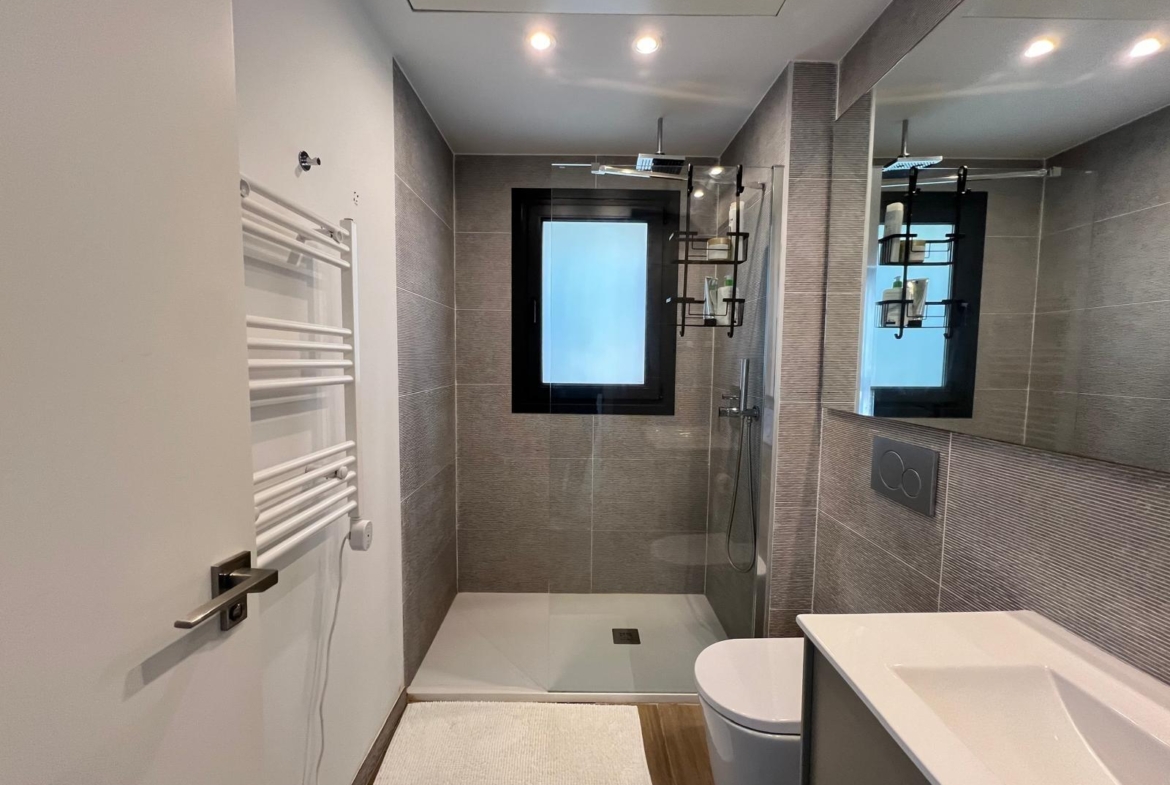 VILLA OBRA NUEVA! 3 DORMITORIOS. 3 BAÑOS. PARCELA 200 M2. PISCINA PROPIA. GARAJE.