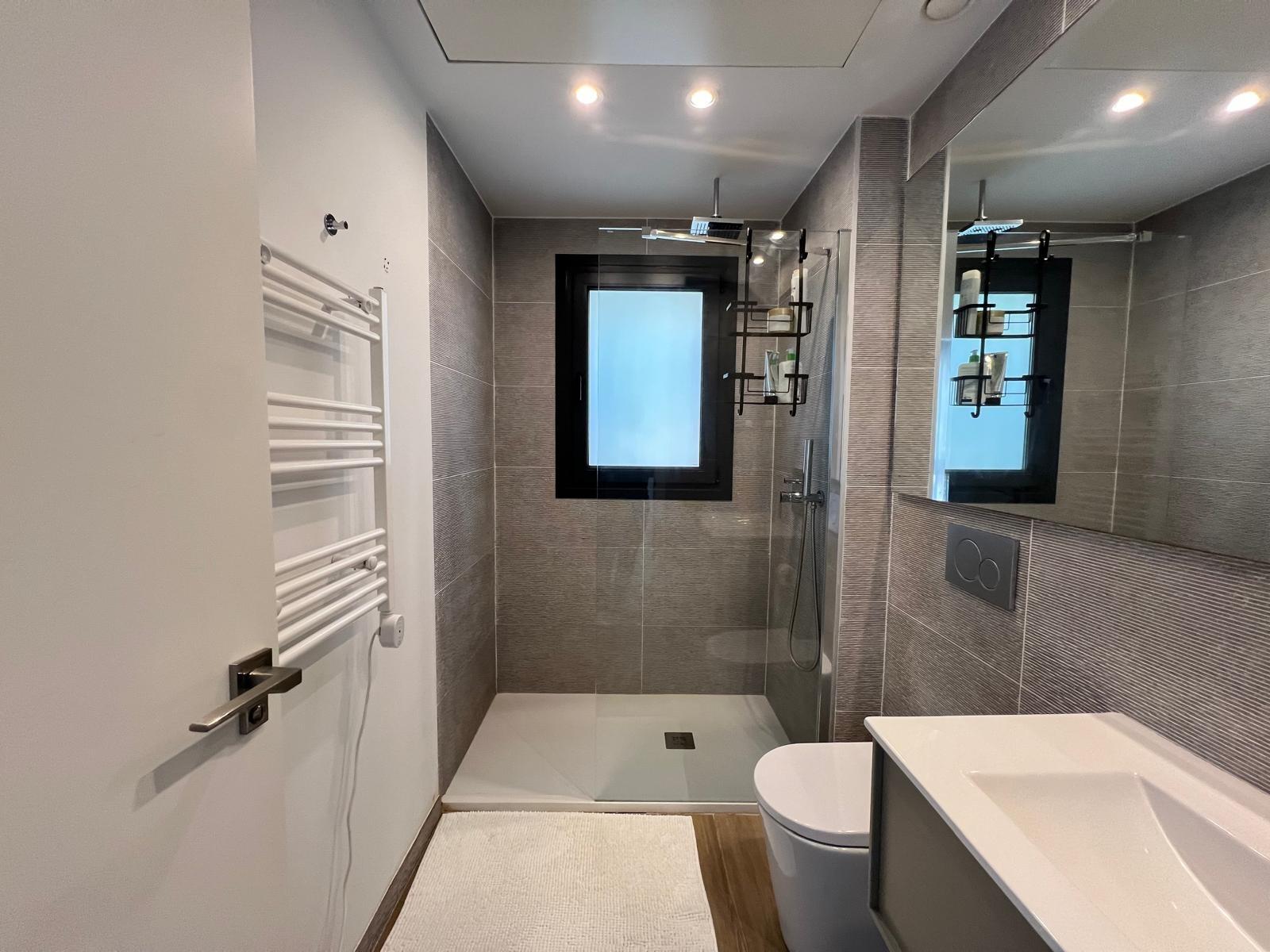 VILLA OBRA NUEVA! 3 DORMITORIOS. 3 BAÑOS. PARCELA 200 M2. PISCINA PROPIA. GARAJE.