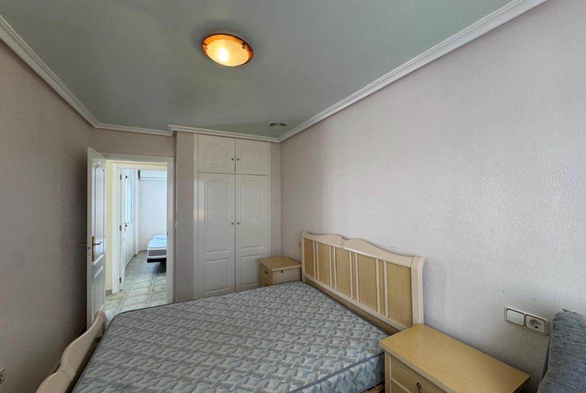 ADOSADO EN GUARDAMAR DEL SEGURA CON GARAJE A 400 METROS DE PLAYA. 3 DORM. 2 BAÑOS. SOTANO DE 60 M2. PISCINA COMUNITARIA.
