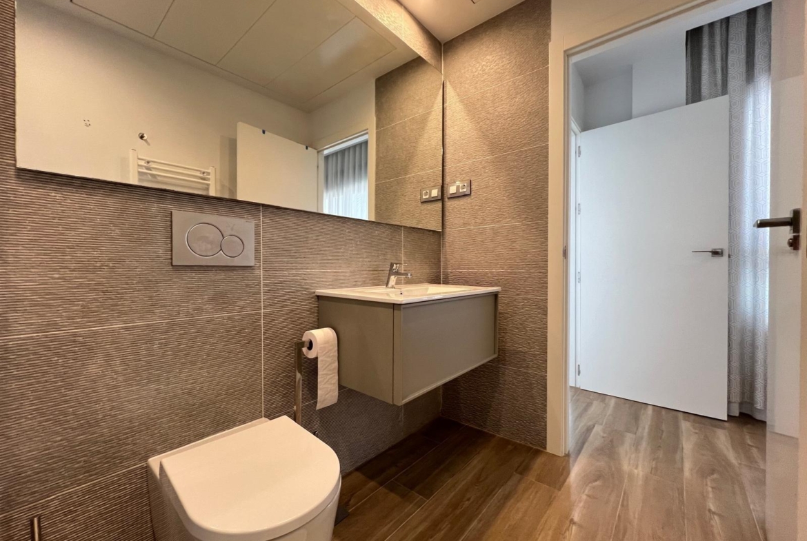 VILLA OBRA NUEVA! 3 DORMITORIOS. 3 BAÑOS. PARCELA 200 M2. PISCINA PROPIA. GARAJE.