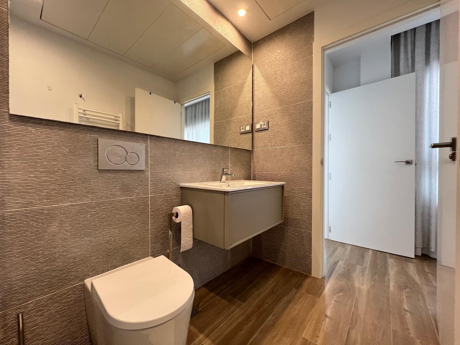 VILLA OBRA NUEVA! 3 DORMITORIOS. 3 BAÑOS. PARCELA 200 M2. PISCINA PROPIA. GARAJE.