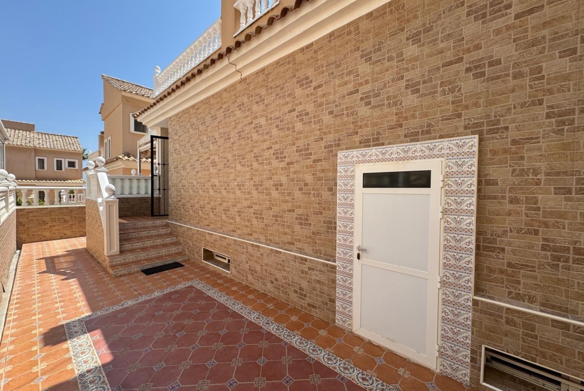ADOSADO EN GUARDAMAR DEL SEGURA CON GARAJE A 400 METROS DE PLAYA. 3 DORM. 2 BAÑOS. SOTANO DE 60 M2. PISCINA COMUNITARIA.