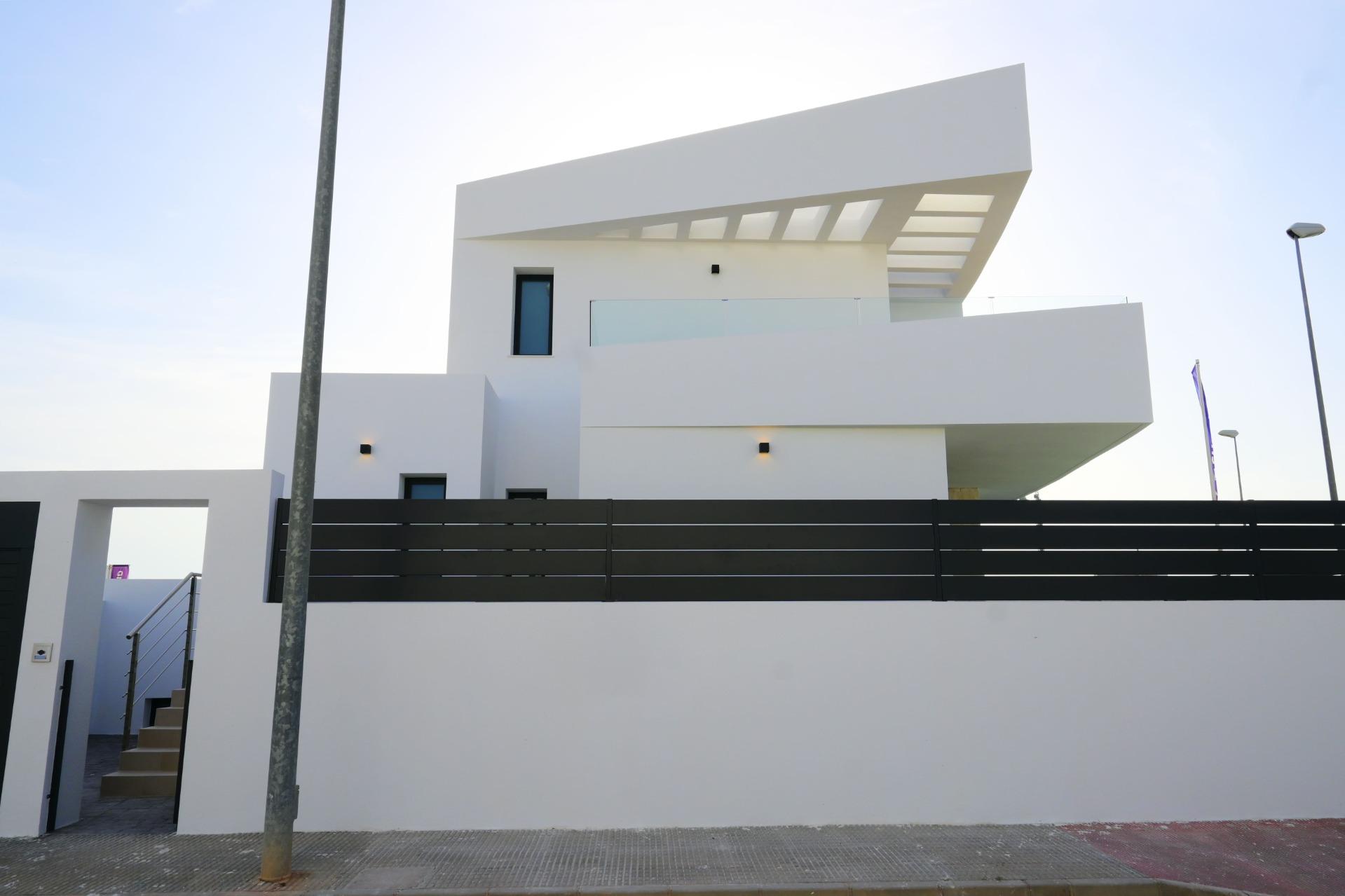 4-5-115 EXCLUSIVIDAD Y BIENESTAR: VILLA CON JARDÍN Y GARAJE PRIVADO