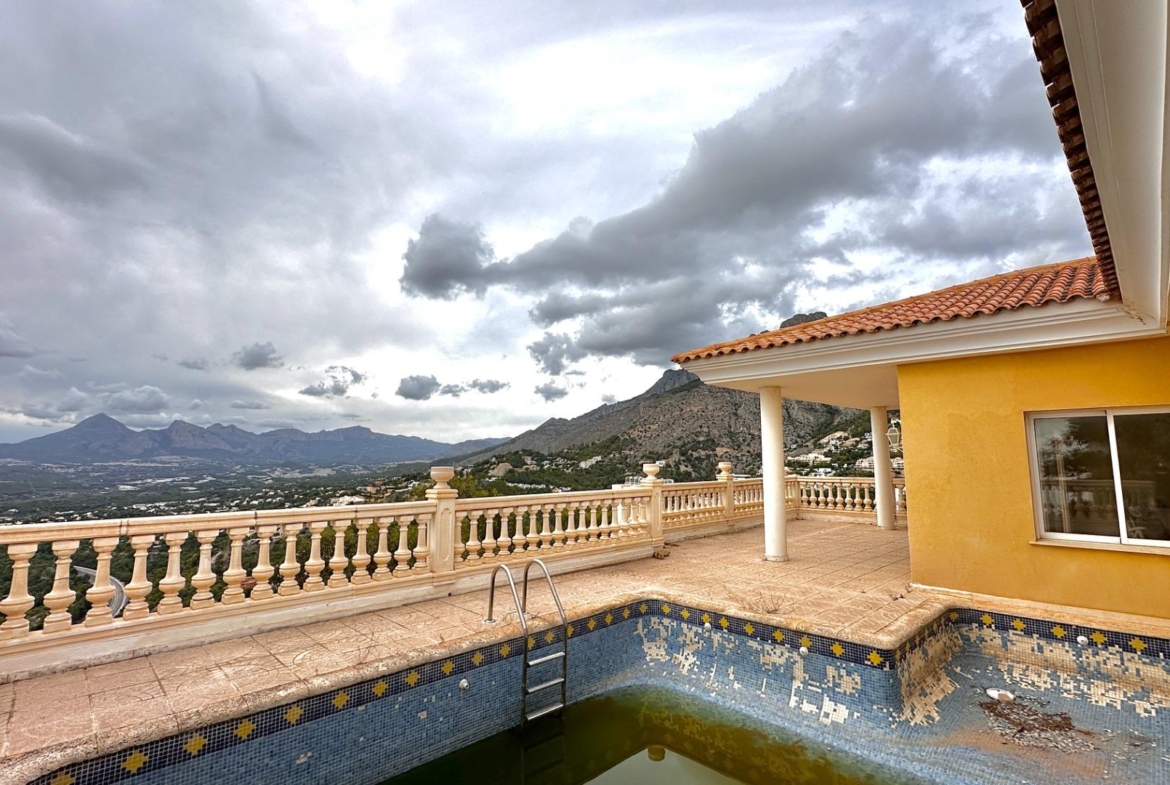 “Villa met panoramisch uitzicht en groot potentieel in Altea Hills”