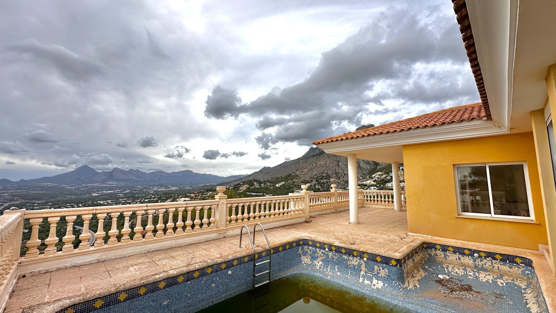 “Villa met panoramisch uitzicht en groot potentieel in Altea Hills”