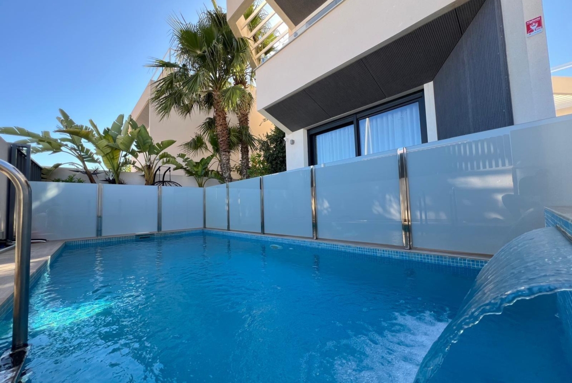 VILLA OBRA NUEVA! 3 DORMITORIOS. 3 BAÑOS. PARCELA 200 M2. PISCINA PROPIA. GARAJE.