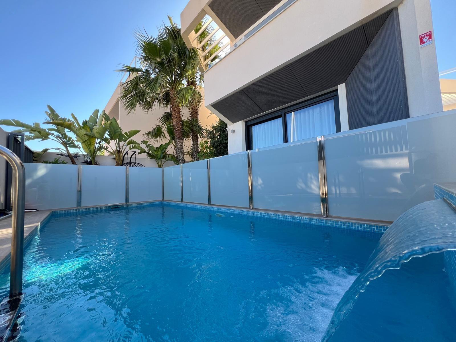 VILLA OBRA NUEVA! 3 DORMITORIOS. 3 BAÑOS. PARCELA 200 M2. PISCINA PROPIA. GARAJE.