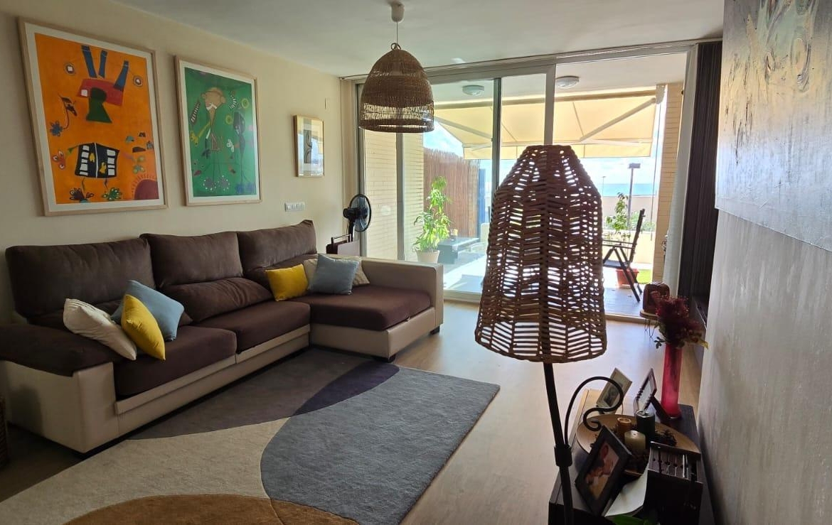 BUNGALOW IN CITY OF LIGHT FACING THE SEA – TORMOS STREET
