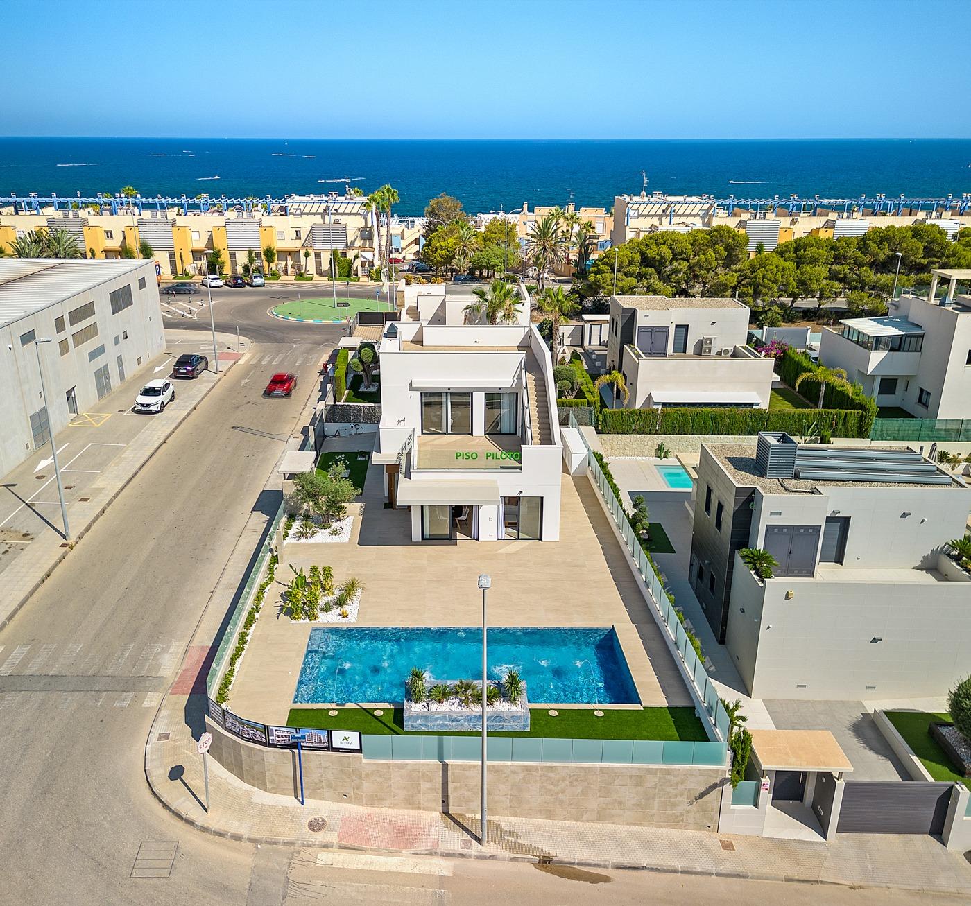 4-5-73 OBRA NUEVA! VILLA DE LUJO EN ORIHUELA COSTA. PLAYA A 350 METROS.