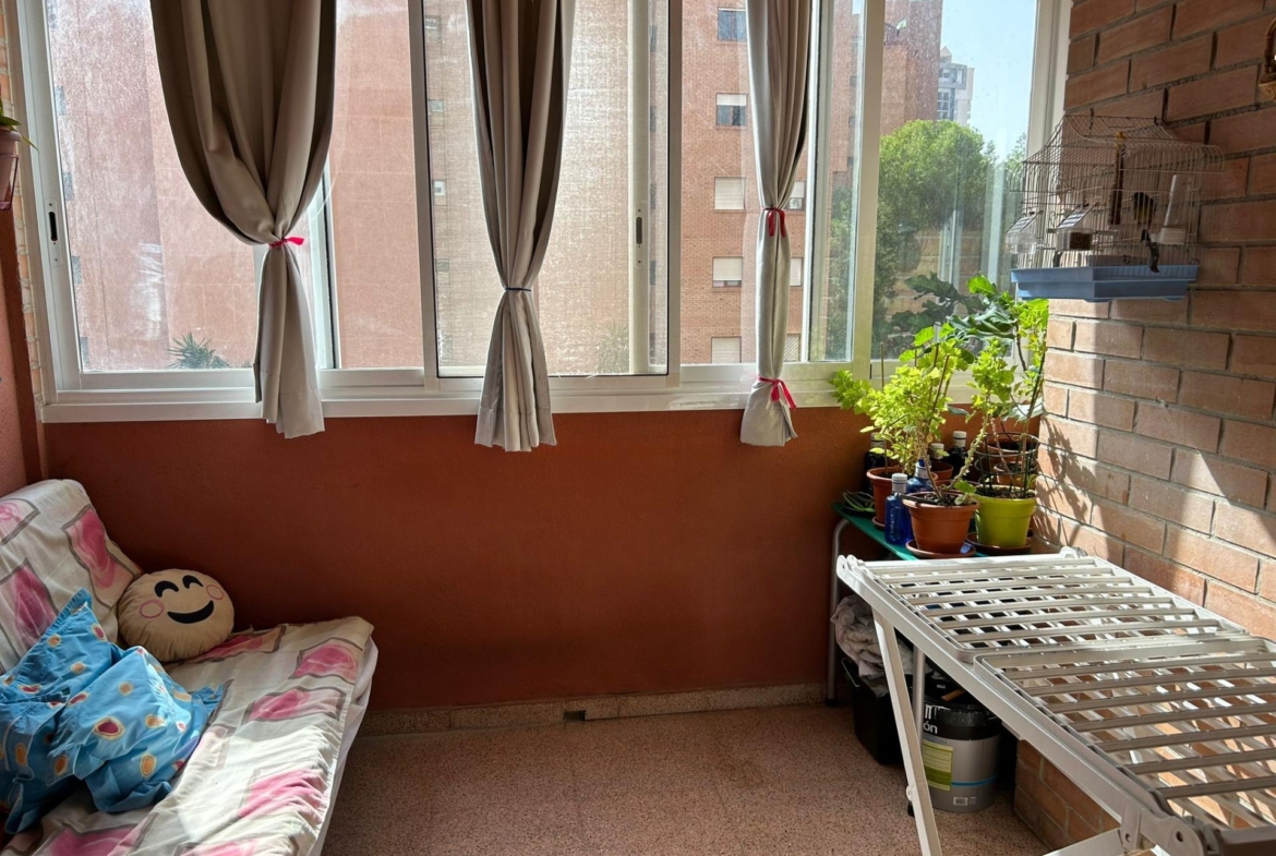 Amplio apartamento situado a 700m de la playa de Poniente. Perfecto para familias