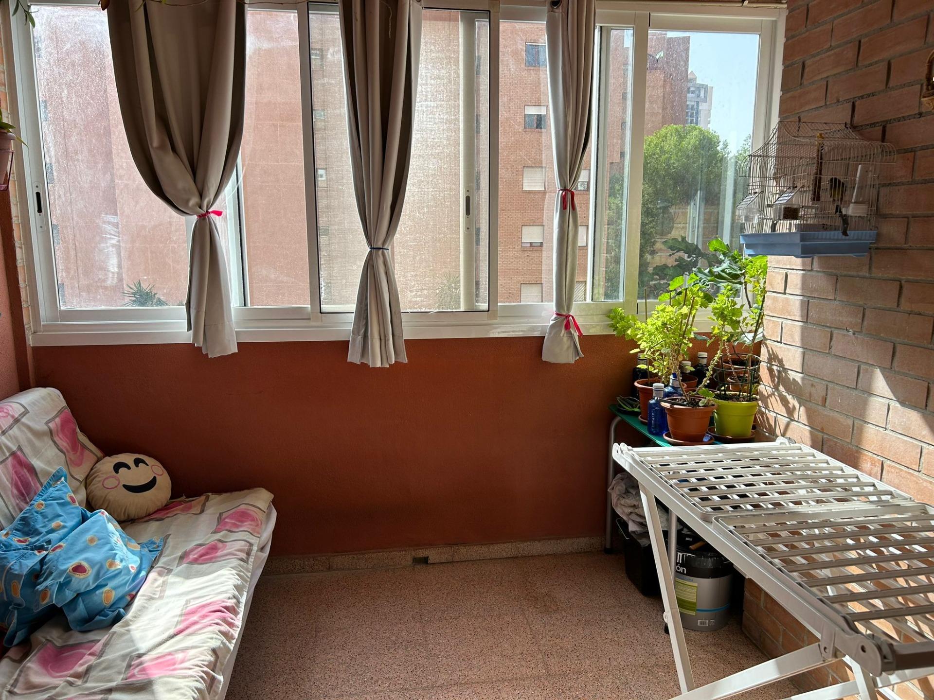 4-5-74 Amplio apartamento situado a 700m de la playa de Poniente. Perfecto para familias