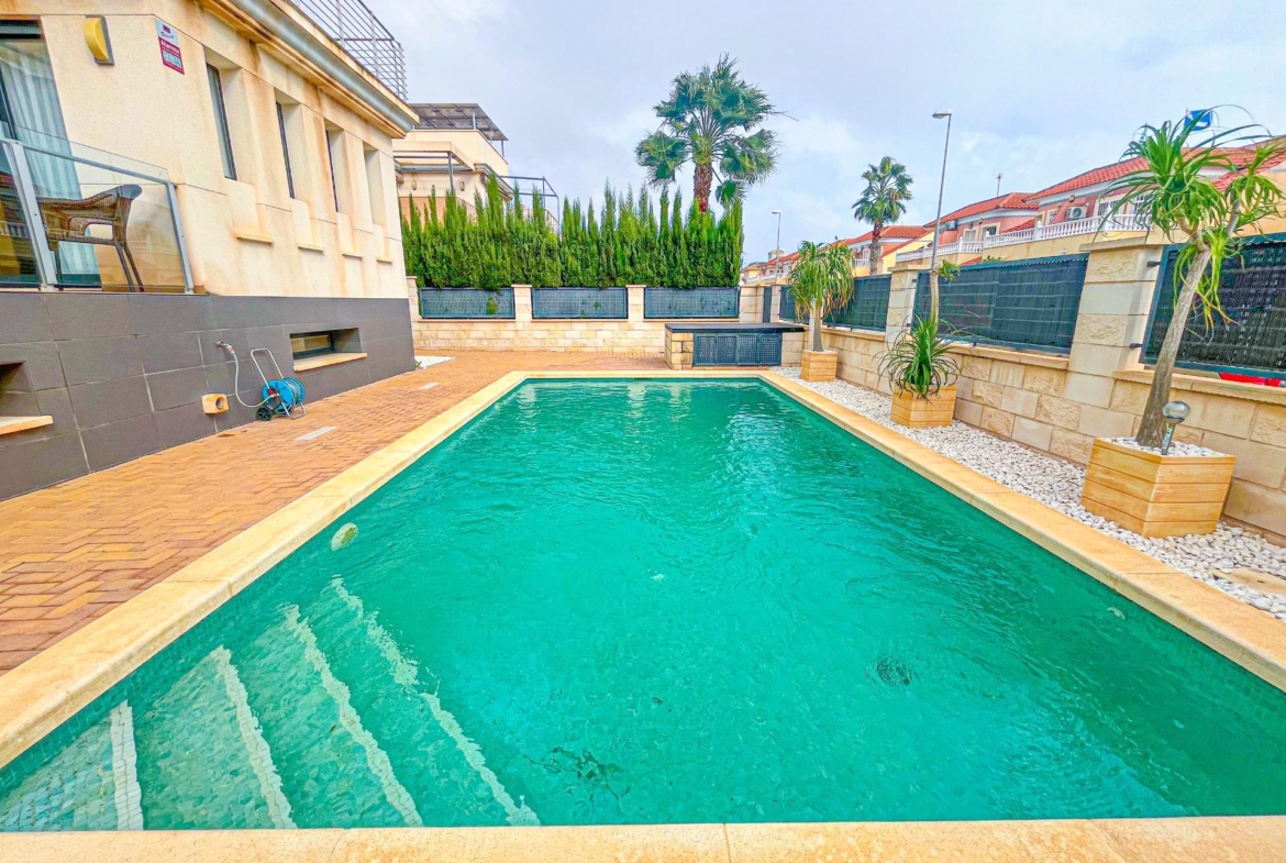 VILLA DE LUJO EN LA ZENIA. 5 DORM. 4 BAÑOS. PISCINA PRIVADA. PARCELA 410 M2.