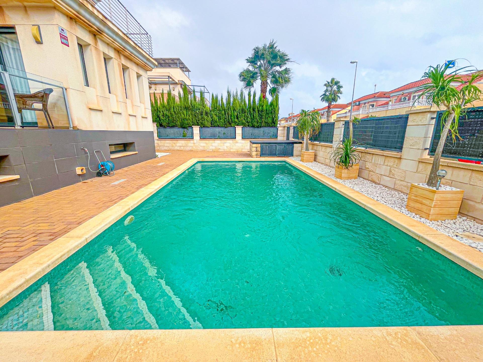 4-5-77 VILLA DE LUJO EN LA ZENIA. 5 DORM. 4 BAÑOS. PISCINA PRIVADA. PARCELA 410 M2.