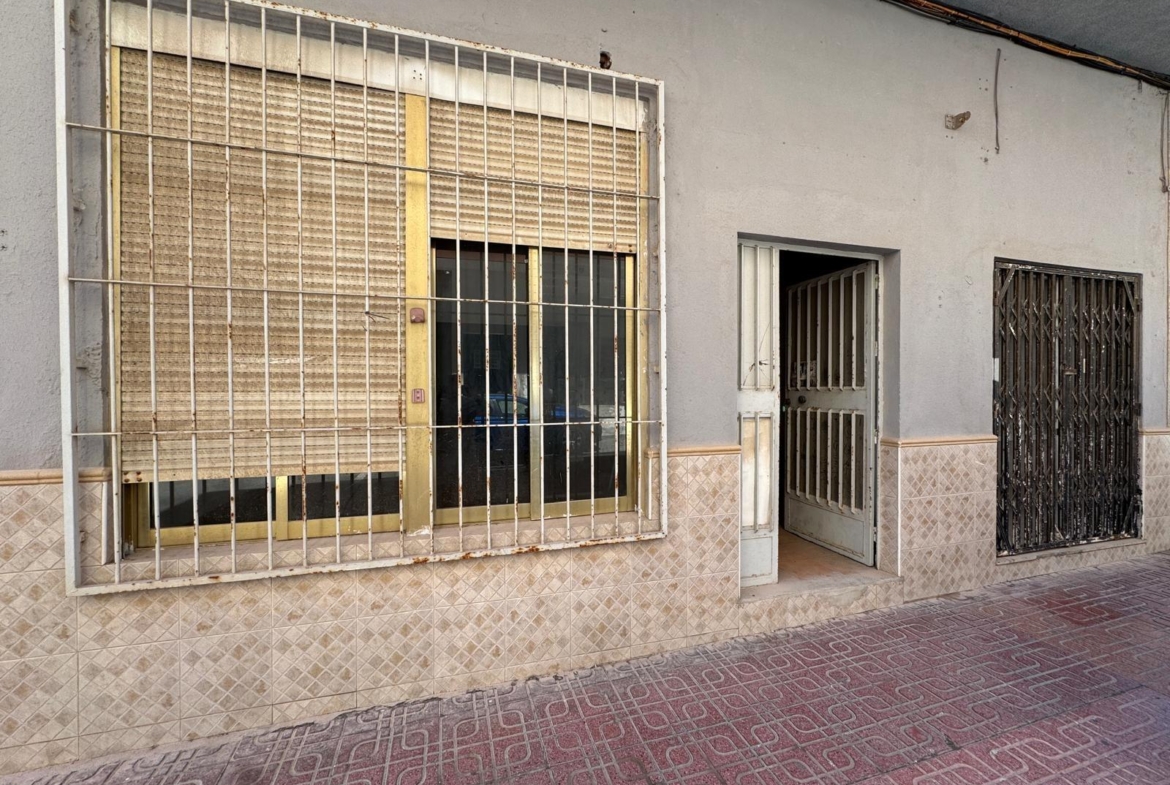 SE VENDE LOCAL COMERCIAL CON 261 M2. A 150 METROS DE LA PLAYA. PARA CUALQUER TIPO DE NEGOCIO.