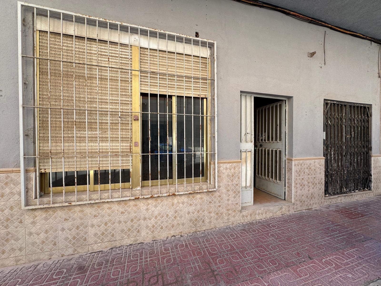 4-5-94 SE VENDE LOCAL COMERCIAL CON 261 M2. A 150 METROS DE LA PLAYA. PARA CUALQUER TIPO DE NEGOCIO.