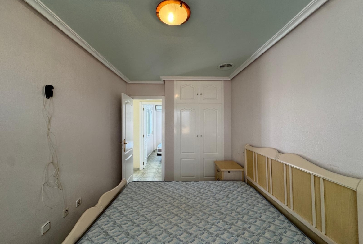 ADOSADO EN GUARDAMAR DEL SEGURA CON GARAJE A 400 METROS DE PLAYA. 3 DORM. 2 BAÑOS. SOTANO DE 60 M2. PISCINA COMUNITARIA.