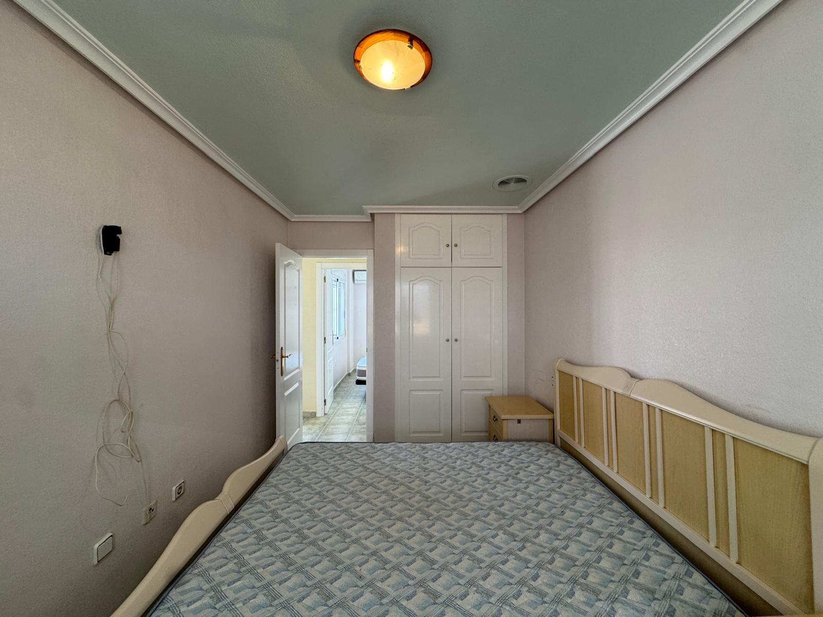 ADOSADO EN GUARDAMAR DEL SEGURA CON GARAJE A 400 METROS DE PLAYA. 3 DORM. 2 BAÑOS. SOTANO DE 60 M2. PISCINA COMUNITARIA.