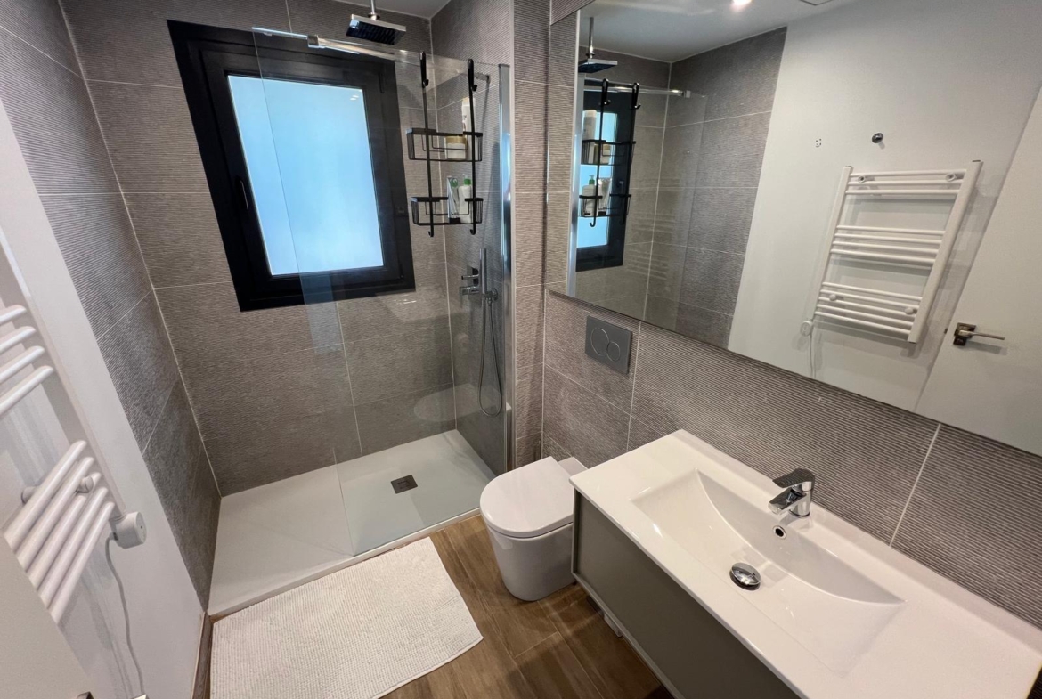 VILLA OBRA NUEVA! 3 DORMITORIOS. 3 BAÑOS. PARCELA 200 M2. PISCINA PROPIA. GARAJE.