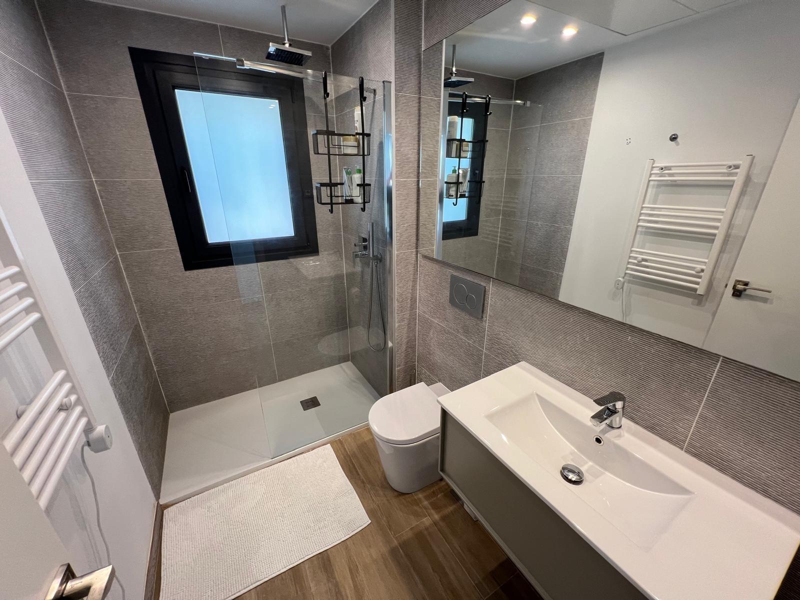 VILLA OBRA NUEVA! 3 DORMITORIOS. 3 BAÑOS. PARCELA 200 M2. PISCINA PROPIA. GARAJE.