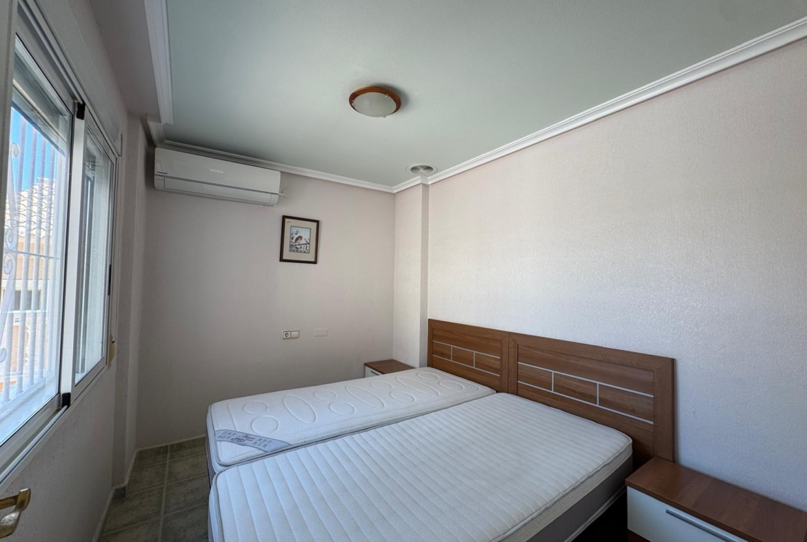 ADOSADO EN GUARDAMAR DEL SEGURA CON GARAJE A 400 METROS DE PLAYA. 3 DORM. 2 BAÑOS. SOTANO DE 60 M2. PISCINA COMUNITARIA.