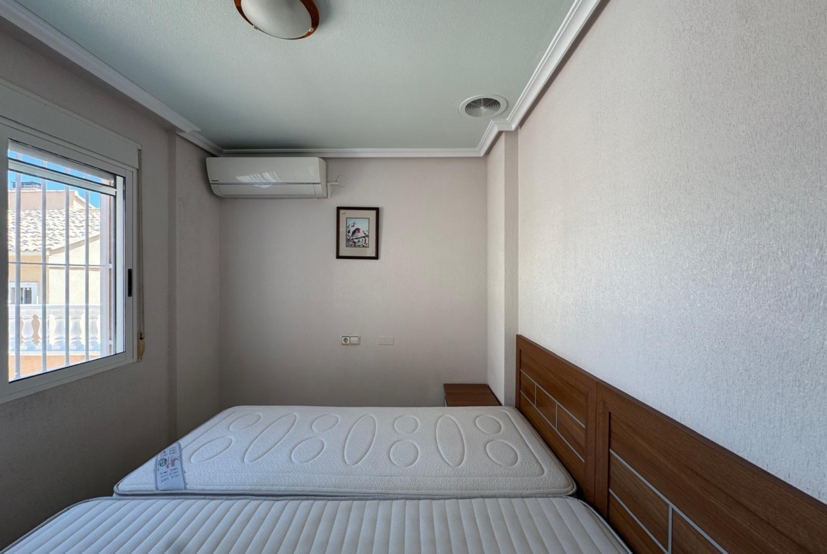 ADOSADO EN GUARDAMAR DEL SEGURA CON GARAJE A 400 METROS DE PLAYA. 3 DORM. 2 BAÑOS. SOTANO DE 60 M2. PISCINA COMUNITARIA.