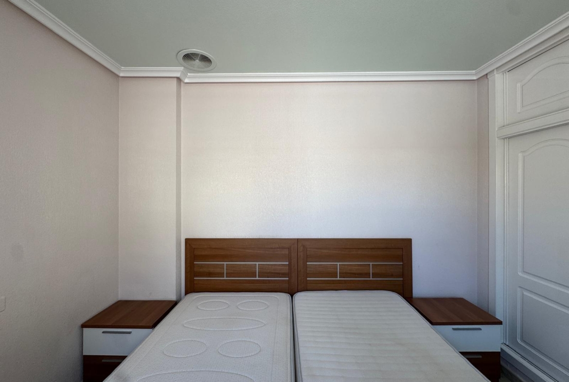 ADOSADO EN GUARDAMAR DEL SEGURA CON GARAJE A 400 METROS DE PLAYA. 3 DORM. 2 BAÑOS. SOTANO DE 60 M2. PISCINA COMUNITARIA.