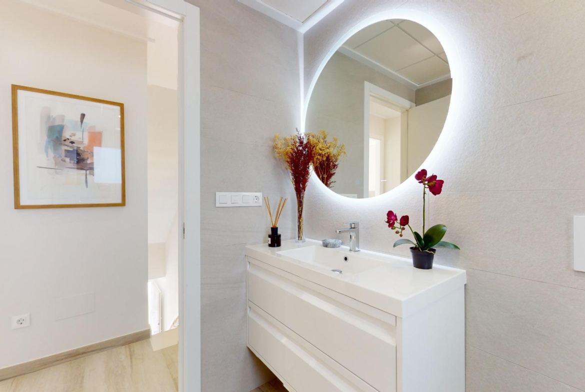 ADOSADOS DE OBRA NUEVA EN PILAR DE LA HORADADA. 3 DORM. 2 BAÑOS. CON PLAZA DE GARAJE Y PISCINA. 83 M2. JARDIN 33 M2. SOLARIUM 34 M2.