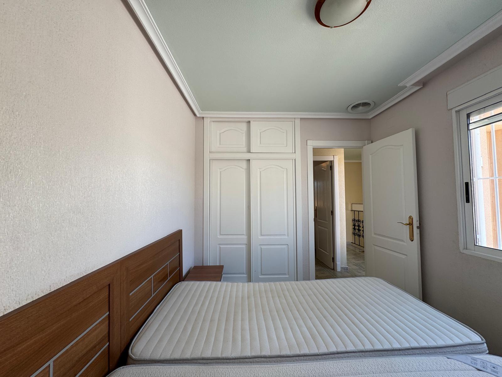 ADOSADO EN GUARDAMAR DEL SEGURA CON GARAJE A 400 METROS DE PLAYA. 3 DORM. 2 BAÑOS. SOTANO DE 60 M2. PISCINA COMUNITARIA.