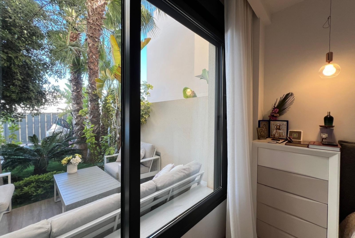 VILLA OBRA NUEVA! 3 DORMITORIOS. 3 BAÑOS. PARCELA 200 M2. PISCINA PROPIA. GARAJE.