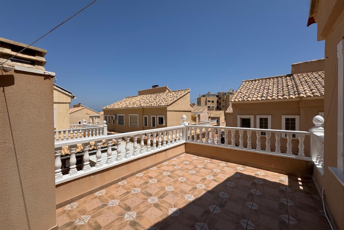 ADOSADO EN GUARDAMAR DEL SEGURA CON GARAJE A 400 METROS DE PLAYA. 3 DORM. 2 BAÑOS. SOTANO DE 60 M2. PISCINA COMUNITARIA.