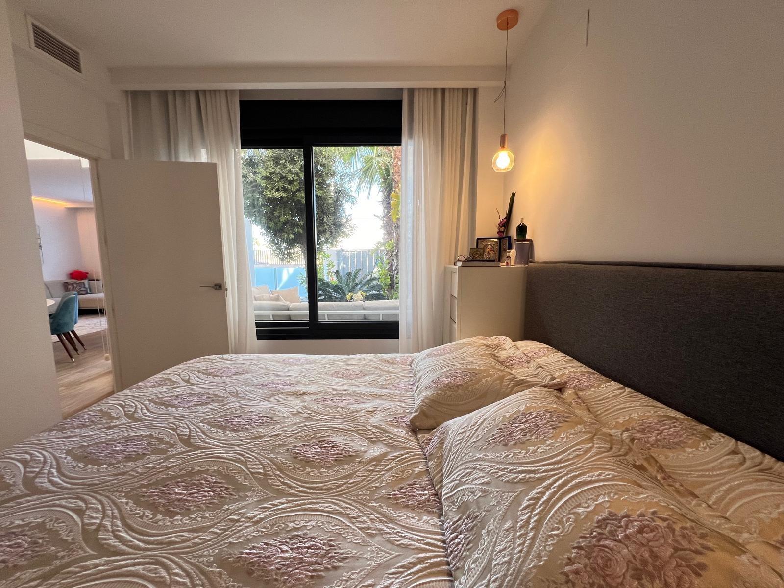 VILLA OBRA NUEVA! 3 DORMITORIOS. 3 BAÑOS. PARCELA 200 M2. PISCINA PROPIA. GARAJE.