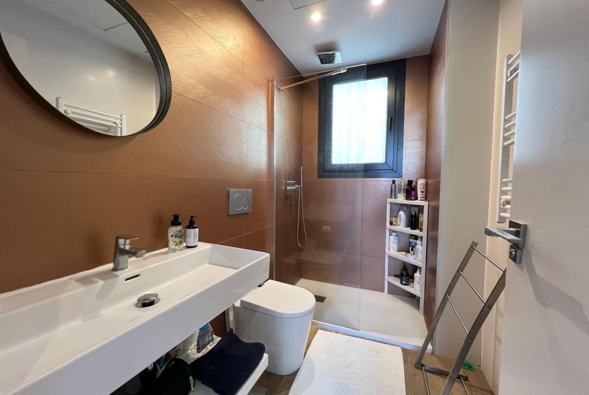 VILLA OBRA NUEVA! 3 DORMITORIOS. 3 BAÑOS. PARCELA 200 M2. PISCINA PROPIA. GARAJE.