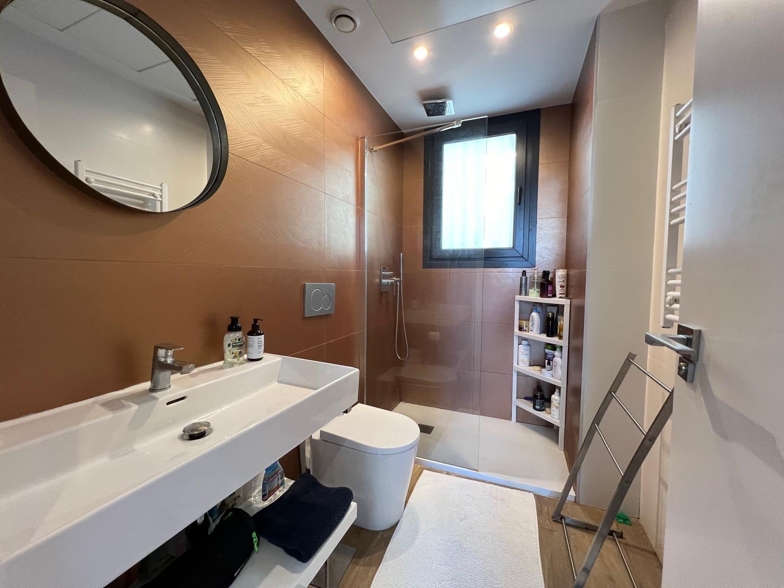 VILLA OBRA NUEVA! 3 DORMITORIOS. 3 BAÑOS. PARCELA 200 M2. PISCINA PROPIA. GARAJE.