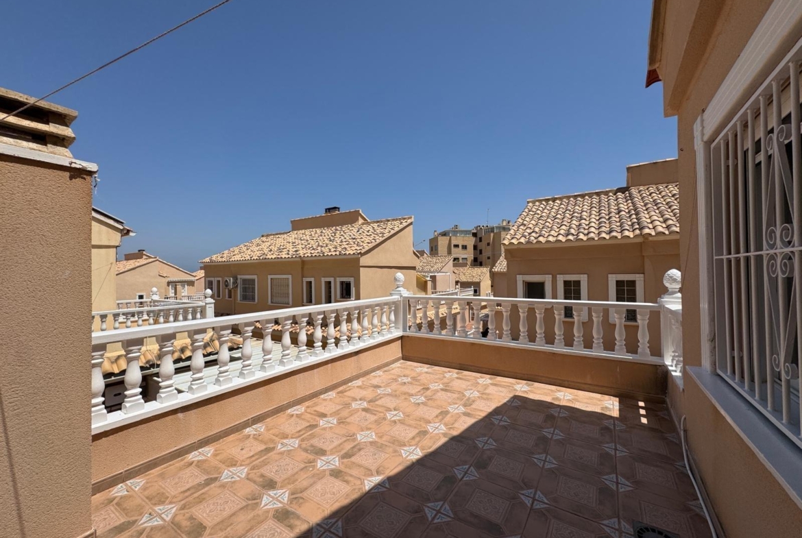 ADOSADO EN GUARDAMAR DEL SEGURA CON GARAJE A 400 METROS DE PLAYA. 3 DORM. 2 BAÑOS. SOTANO DE 60 M2. PISCINA COMUNITARIA.