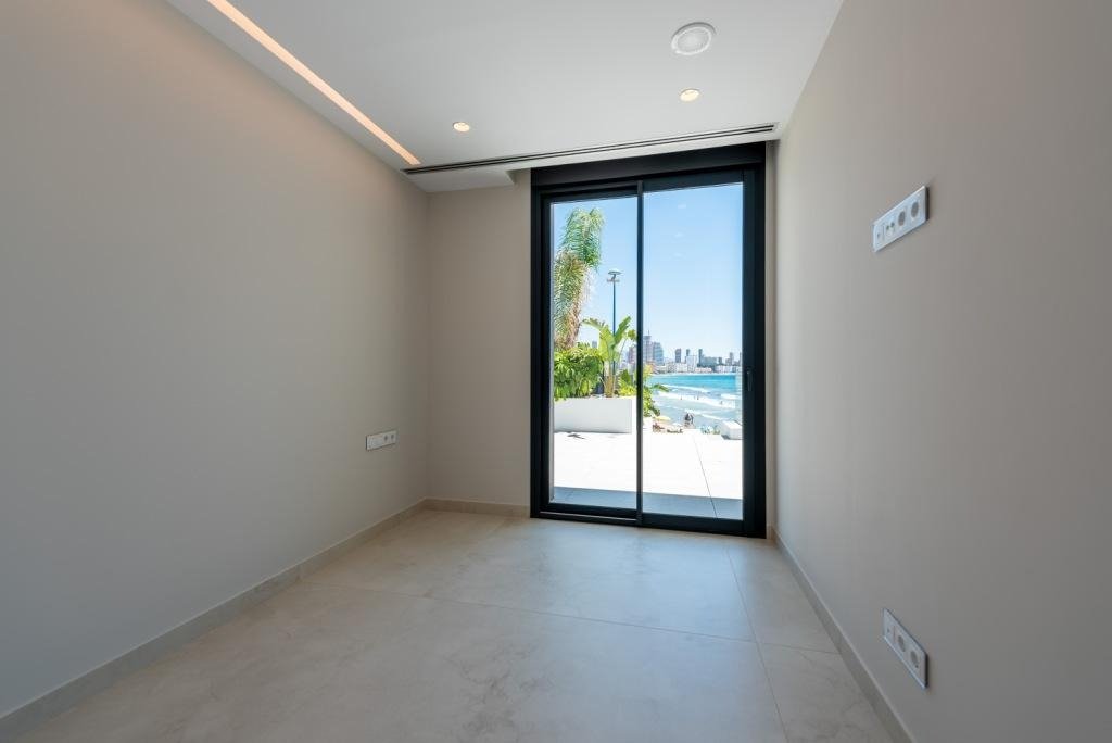 l Impressionante Dúplex a Estrenar en Primera Línea de Playa en Benidorm – Poniente