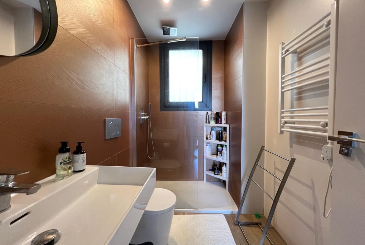 VILLA OBRA NUEVA! 3 DORMITORIOS. 3 BAÑOS. PARCELA 200 M2. PISCINA PROPIA. GARAJE.
