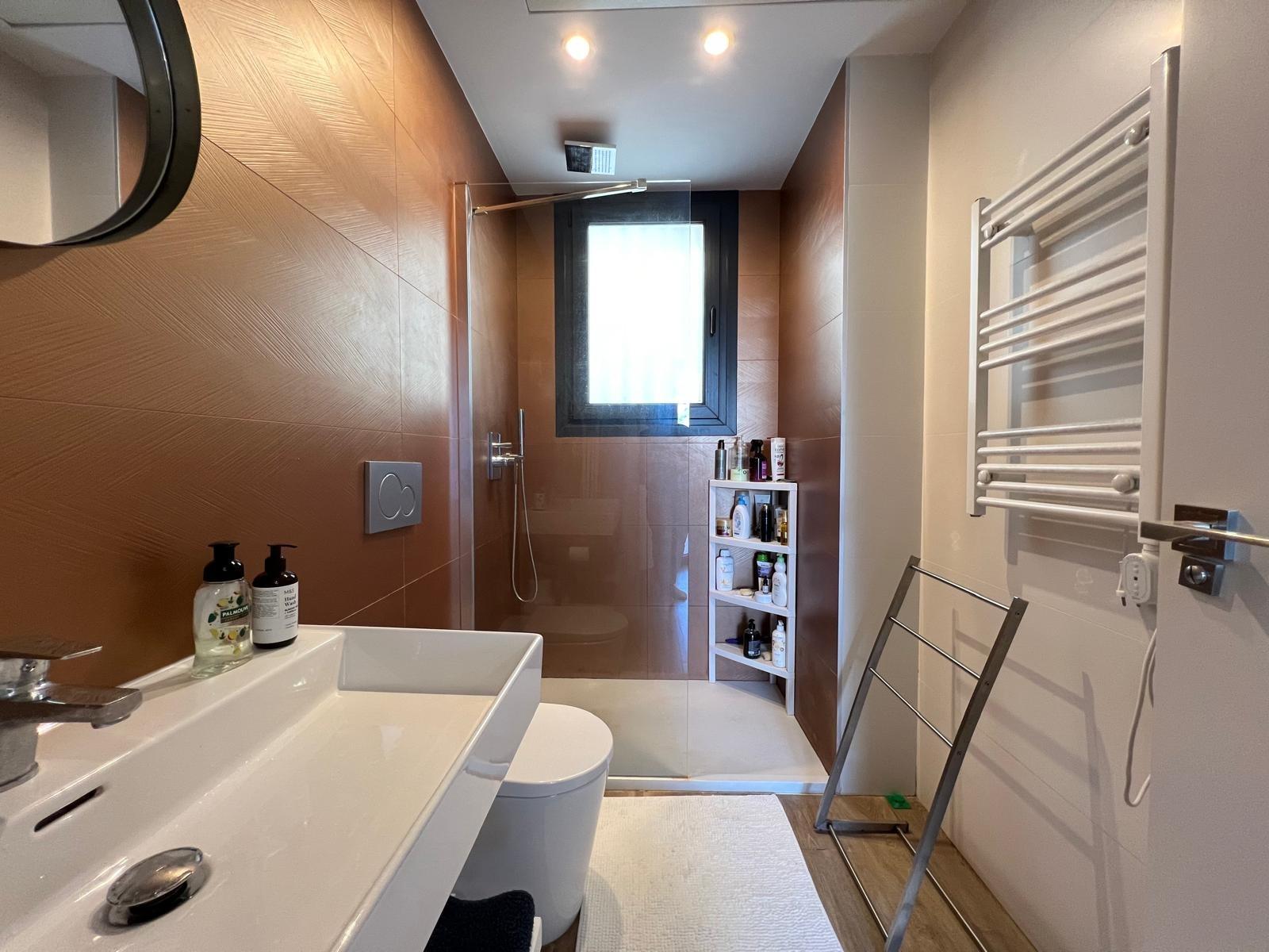 VILLA OBRA NUEVA! 3 DORMITORIOS. 3 BAÑOS. PARCELA 200 M2. PISCINA PROPIA. GARAJE.