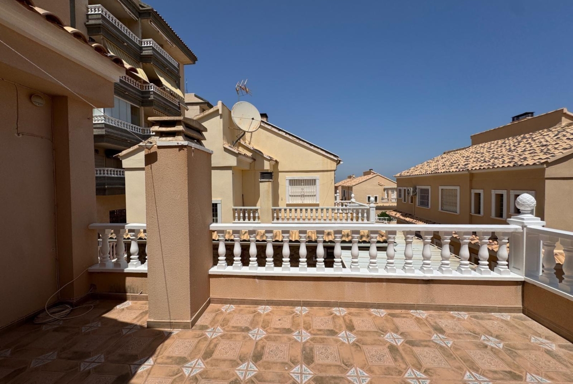 ADOSADO EN GUARDAMAR DEL SEGURA CON GARAJE A 400 METROS DE PLAYA. 3 DORM. 2 BAÑOS. SOTANO DE 60 M2. PISCINA COMUNITARIA.