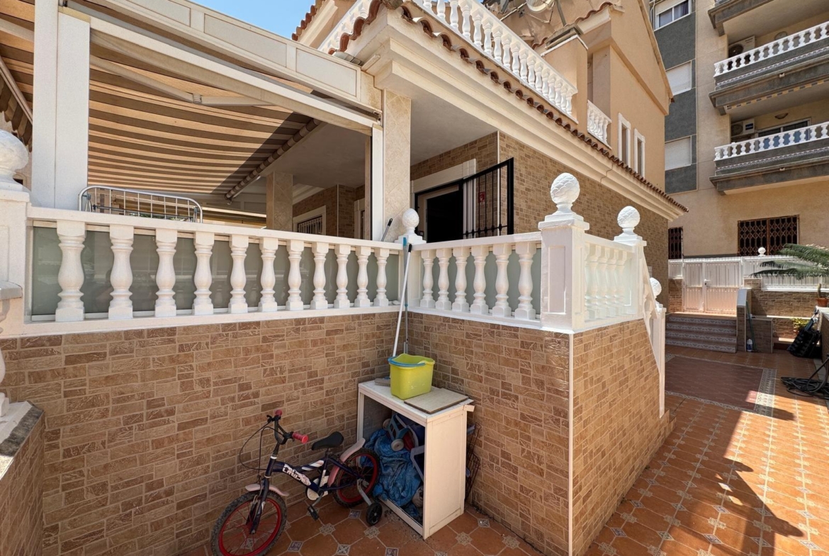 ADOSADO EN GUARDAMAR DEL SEGURA CON GARAJE A 400 METROS DE PLAYA. 3 DORM. 2 BAÑOS. SOTANO DE 60 M2. PISCINA COMUNITARIA.