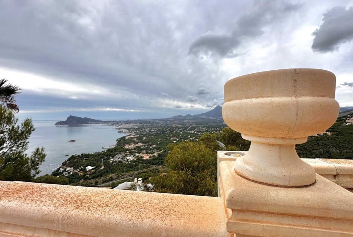 “Villa met panoramisch uitzicht en groot potentieel in Altea Hills”