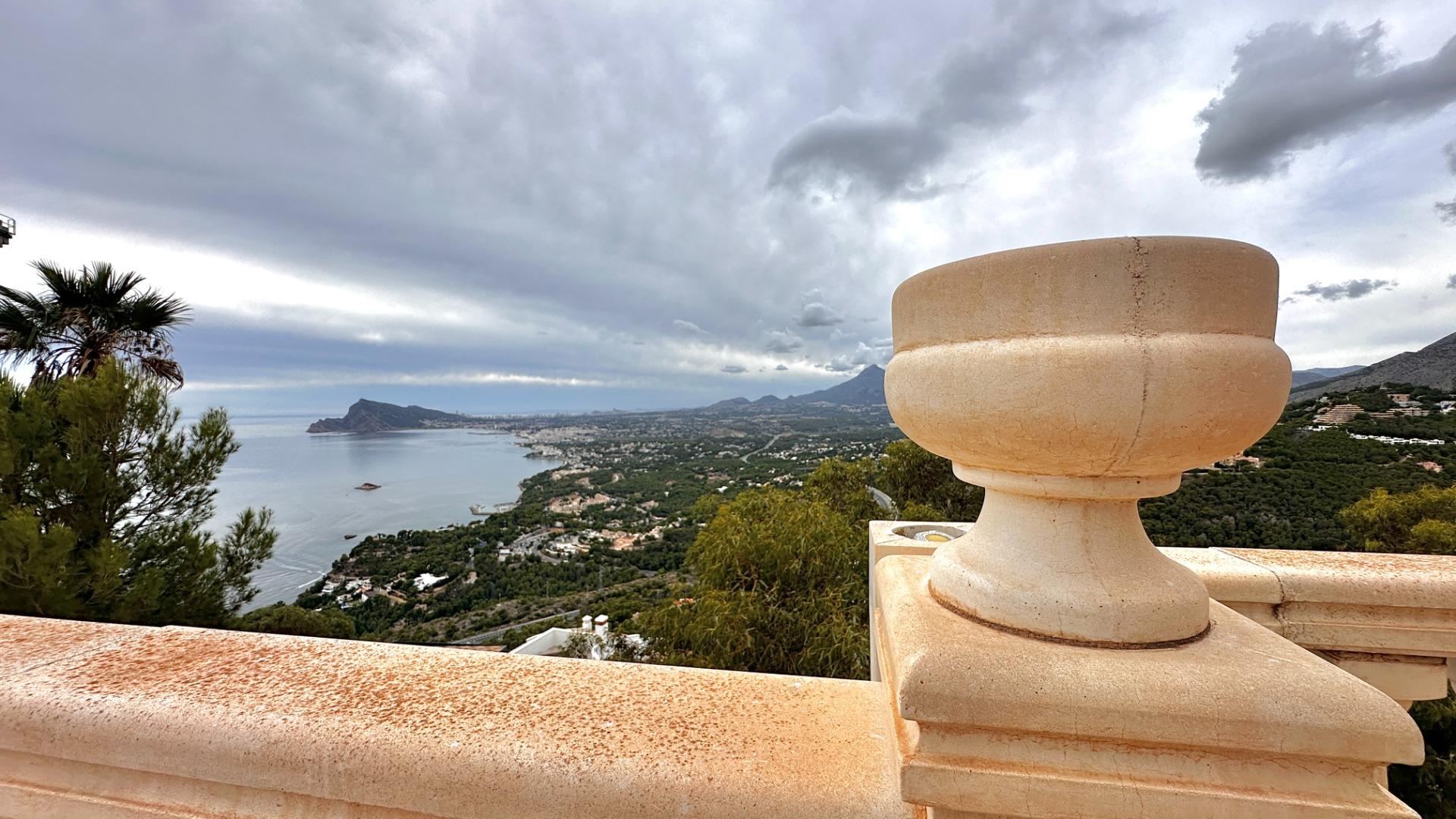 “Villa met panoramisch uitzicht en groot potentieel in Altea Hills”