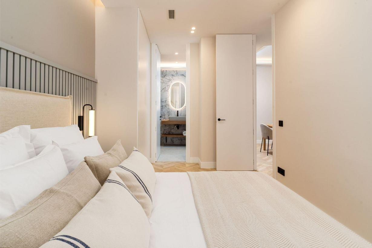 LUXUEUS VOLLEDIG GERENOVEERD APPARTEMENT IN MADRID CENTER