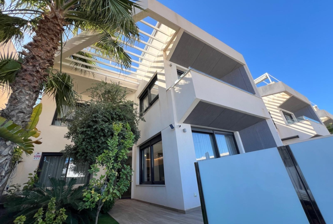 VILLA OBRA NUEVA! 3 DORMITORIOS. 3 BAÑOS. PARCELA 200 M2. PISCINA PROPIA. GARAJE.