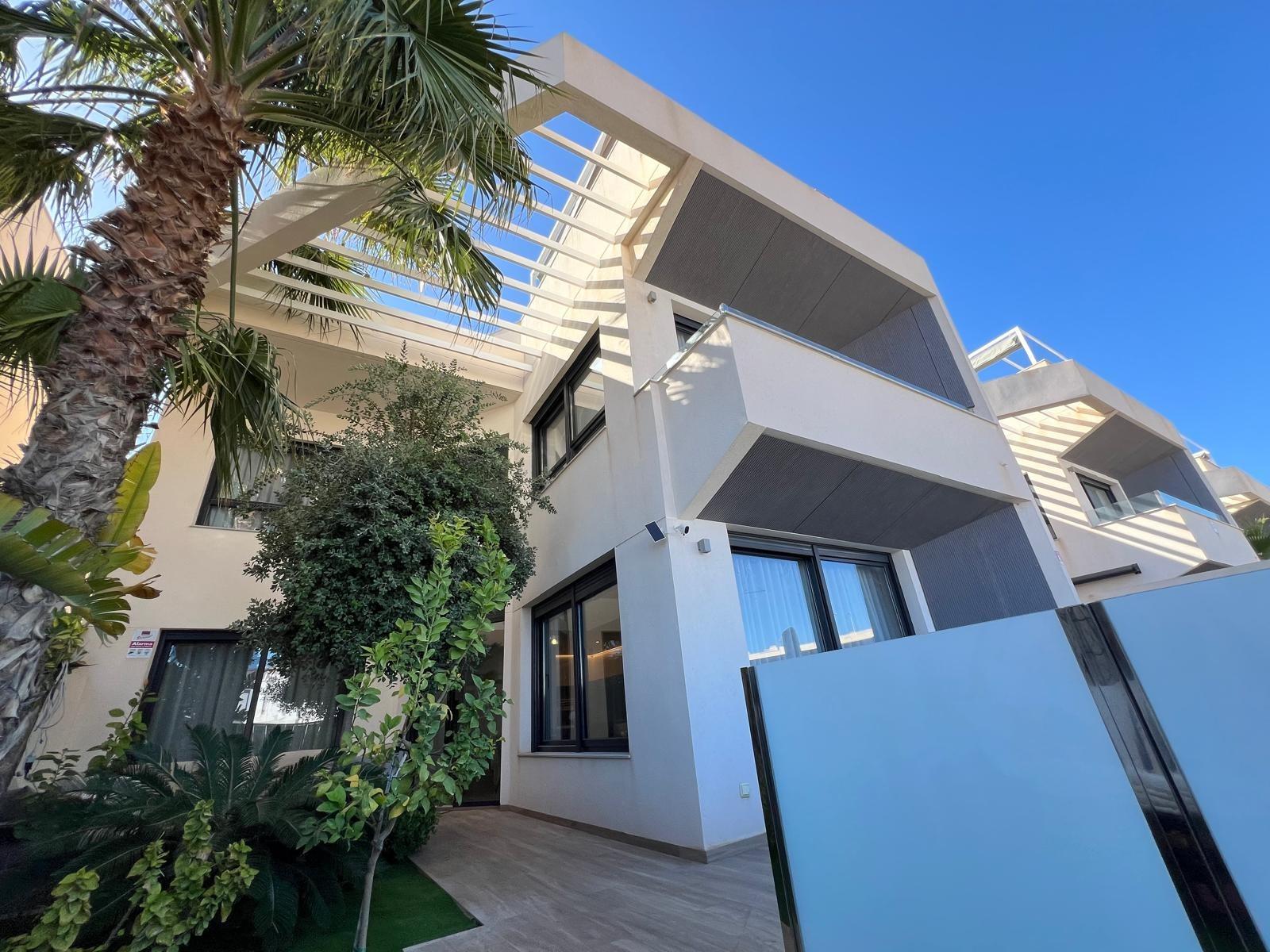 VILLA OBRA NUEVA! 3 DORMITORIOS. 3 BAÑOS. PARCELA 200 M2. PISCINA PROPIA. GARAJE.