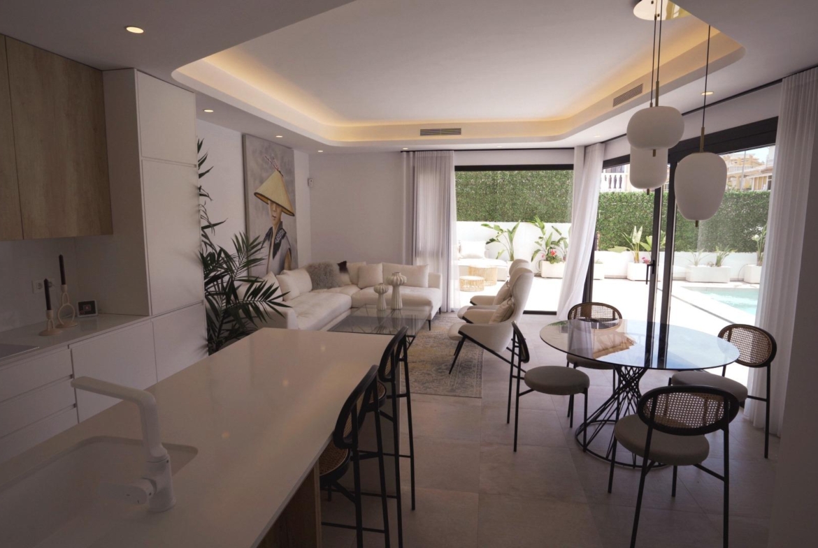 VILLAS DE LUJO! OBRA NUEVA DE ALTA CALIDAD! 3 DORMITORIOS. 3 BAÑOS. PISCINA PRIVADA. PARCELA 180M2.