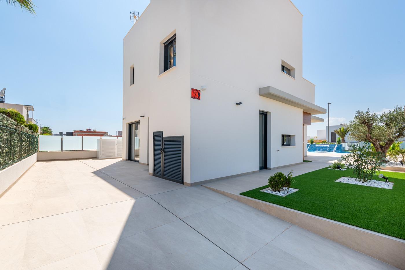 4-6-71 OBRA NUEVA! VILLA DE LUJO EN ORIHUELA COSTA. PLAYA A 350 METROS.
